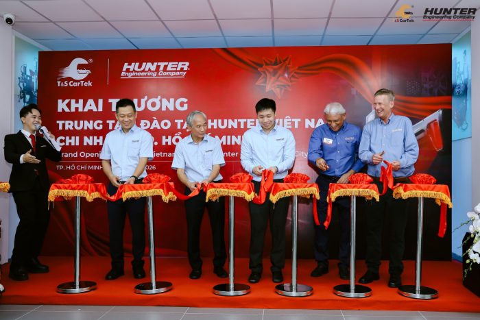 Đại diện của T&S CarTek và Hunter Engineering cùng cắt băng khánh thành khai trương Trung tâm Đào tạo Hunter khu vực miền Nam.